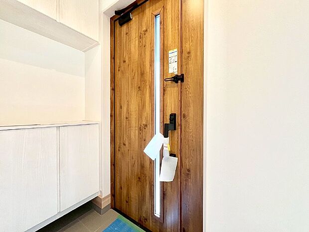 明るい玄関はお客様をお出迎えするのにぴったりです！ 