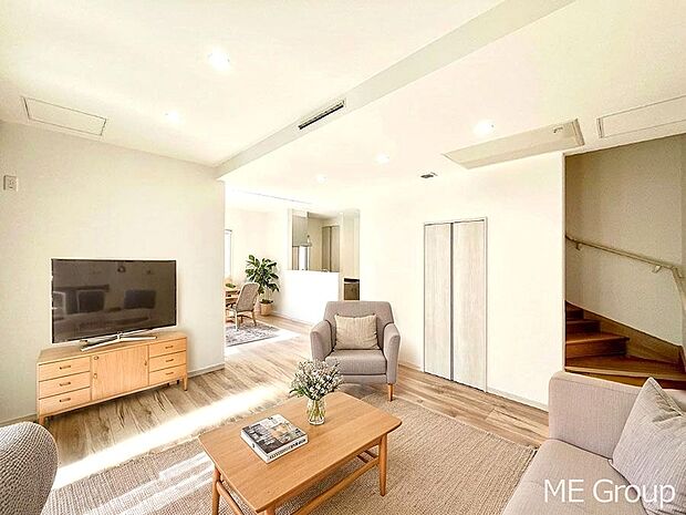 ご家族の賑やかな話し声で包まれる明るいリビング ※家具はCGです