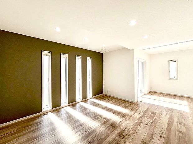 明るい陽光が注ぎ、寛ぎの雰囲気に満たされるリビング・ダイニング。