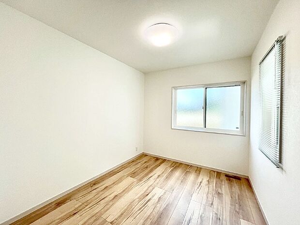 窓からのやさしい光が心地よいプライベートルーム