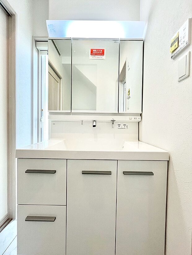 大きく見やすい三面鏡で清潔感ある洗面台は、身だしなみチェックや肌のお手入れにおすすめです。 