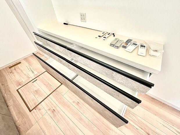 カップボードも標準装備　広々スペースでお料理しやすいキッチンです  