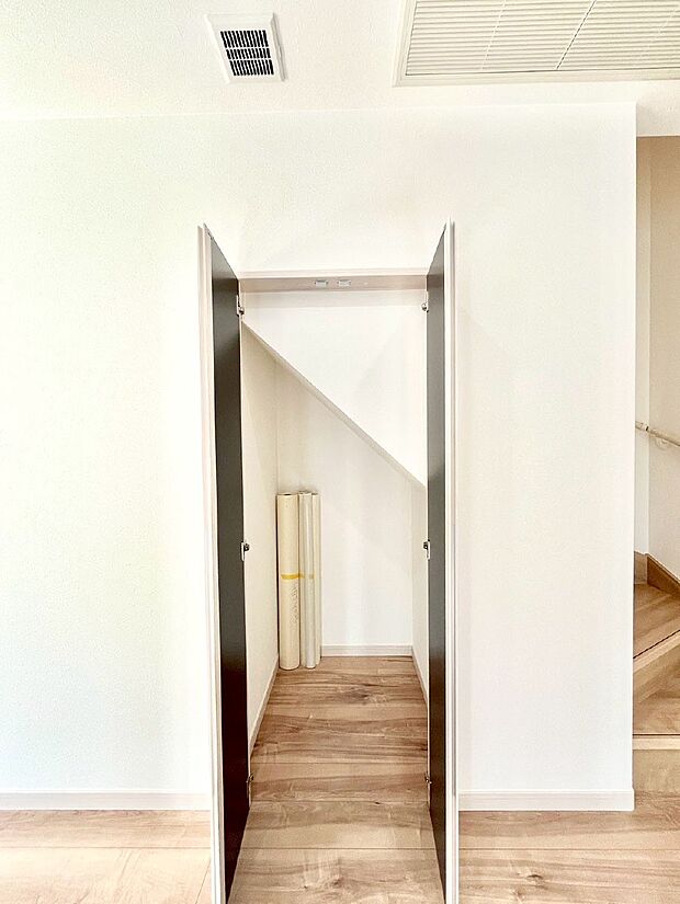 日用品のストックや水などの備蓄に使える階段下収納。