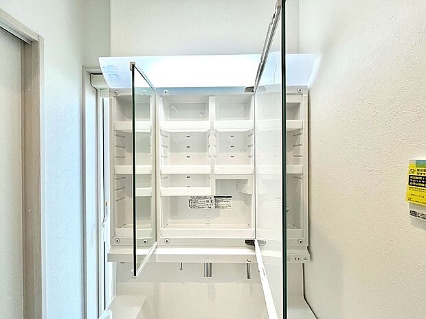 三面鏡の裏に、化粧品や衛生用品などを収納可能。洗面台をすっきりと保ちます！