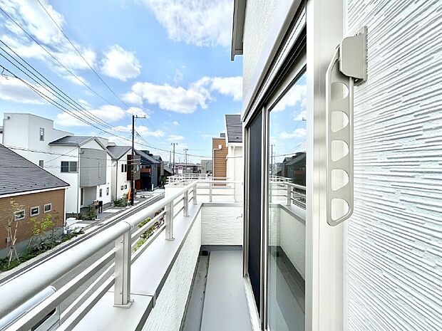 南向きのバルコニー!ご家族の洗濯物はもちろん、お布団もたっぷり干せます!