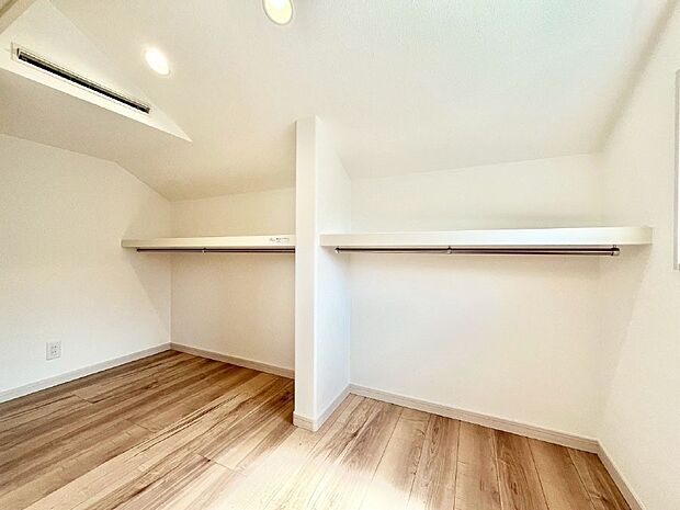 ウォークインクローゼット付きで生活空間を広く利用できます。