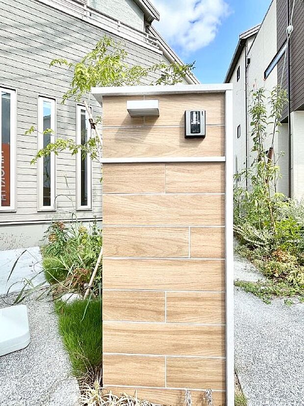 シンプルデザインのポスト。