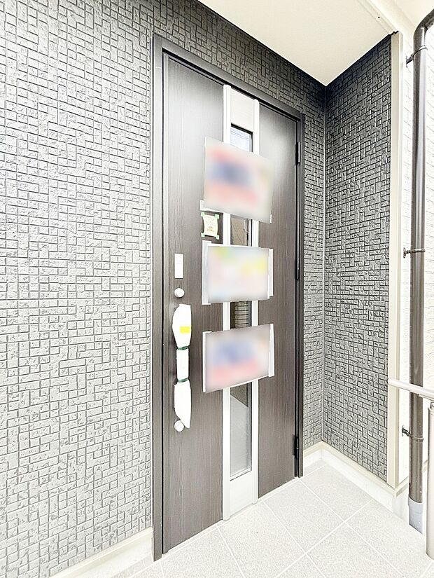 玄関前は雨が降っても濡れにくい屋根付き