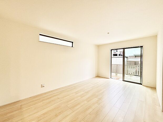 大きな窓からたっぷりの陽光と風を感じられるリビング