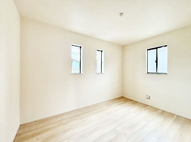 窓からのやさしい光が心地よいプライベートルーム