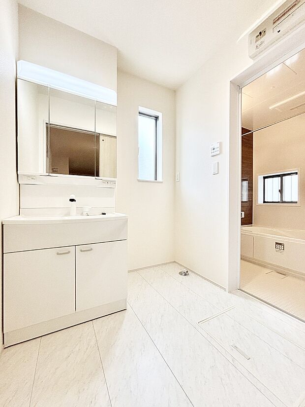 収納力と機能性に優れた洗面化粧台