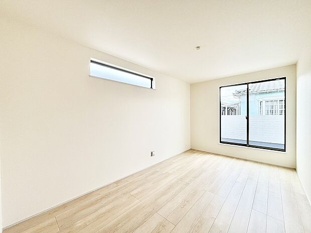 バルコニーが開放感をプラスしてくれる洋室