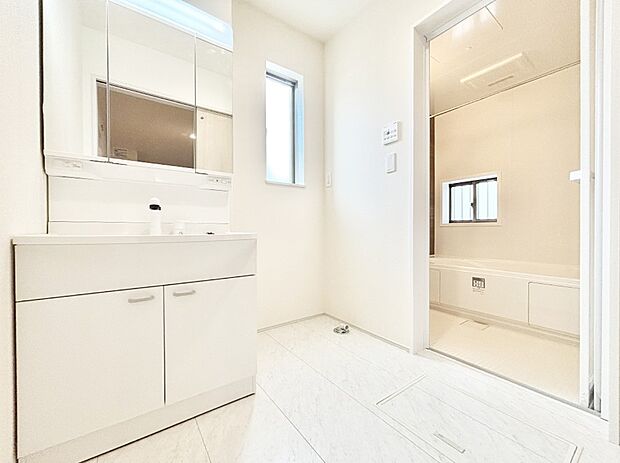 清潔感ある洗面化粧室で朝の身支度も快適