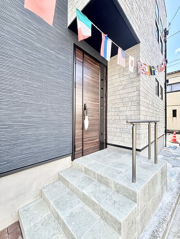 住まいの顔を演出する、玄関ドア。