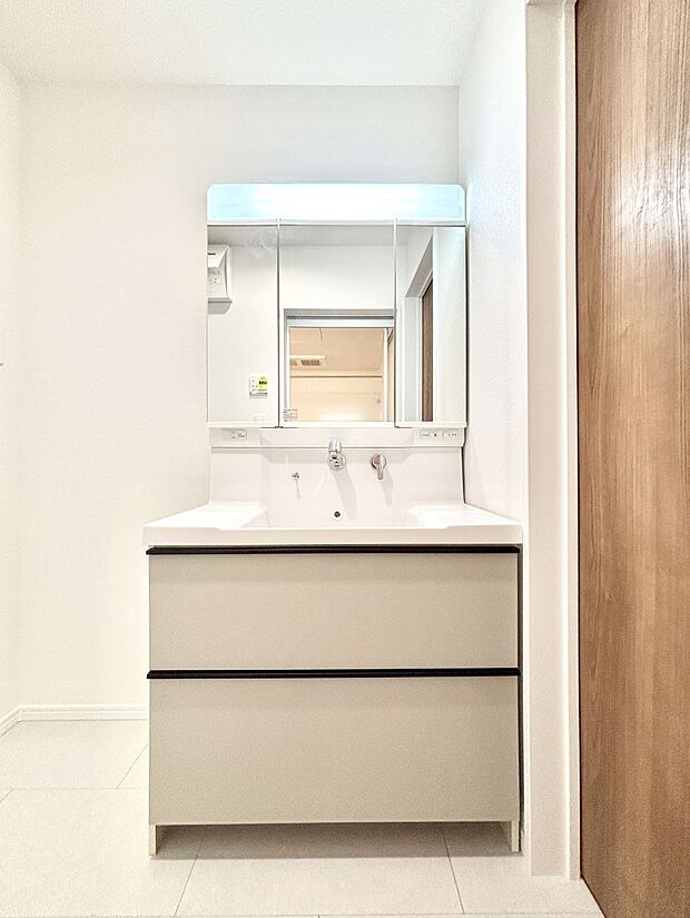 大きく見やすい三面鏡で清潔感ある洗面台は、身だしなみチェックや肌のお手入れにおすすめです。