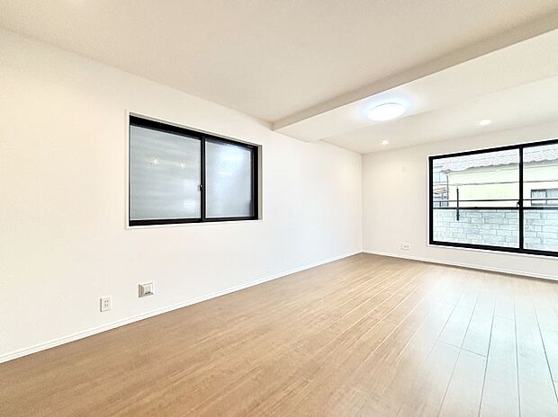 明るい2階リビング!外からの視線をシャットアウトして家族のプライバシーを守ります。