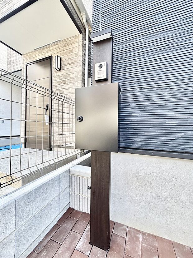 表札・インターホン・ポストをひとつに集約。エントランスになじむシンプルデザイン。