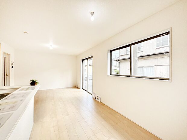 大きな窓からたっぷりの陽光と風を感じられるリビング