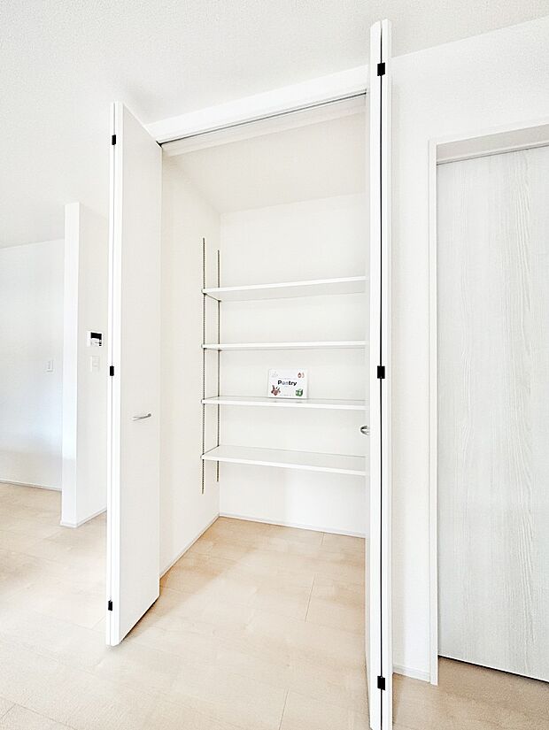 キッチンにはパントリー！食材のストックはもちろん、日用品の収納など使い方はいろいろ！