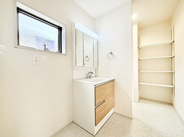 たっぷり収納できる可動棚付きランドリースペース