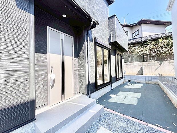 玄関前は屋根付きで雨が降っていても濡れにくいです。