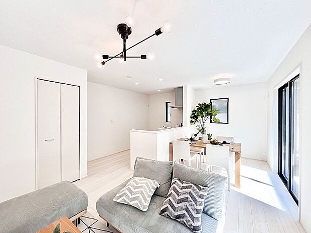 日当たりのいいリビングでゆったりとしたティータイムを！ お気に入りのグリーンを飾れば更に心地よさがアップ！