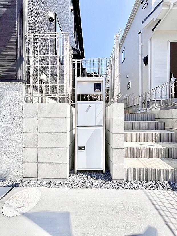 表札・インターホン・ポスト・宅配BOXをひとつに集約。エントランスになじむシンプルデザイン。