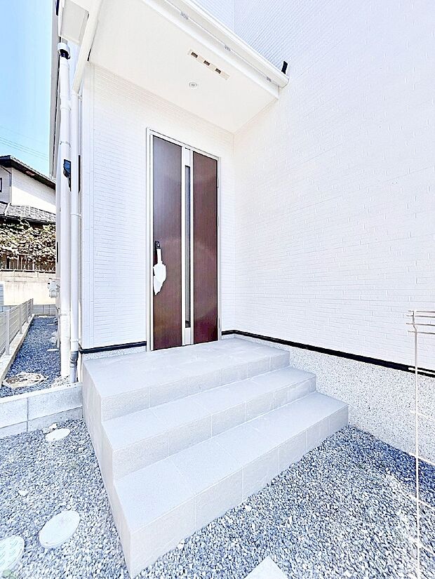 大切な家族、来客を出迎える玄関。玄関前は屋根付きで雨が降っていても濡れにくいです。