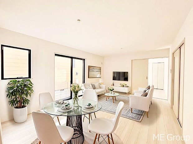 ご家族の賑やかな話し声で包まれる明るいリビング  ※家具はCGです