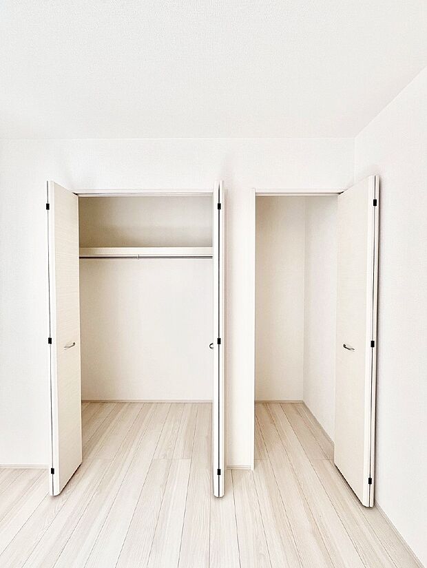 洋室のクローゼット。奥行きがあるので厚手の衣類もすっきり収まります。