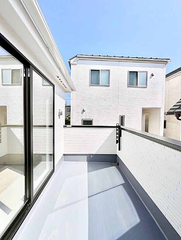 広々バルコニーでお洗濯物が気持ちよく乾きます。