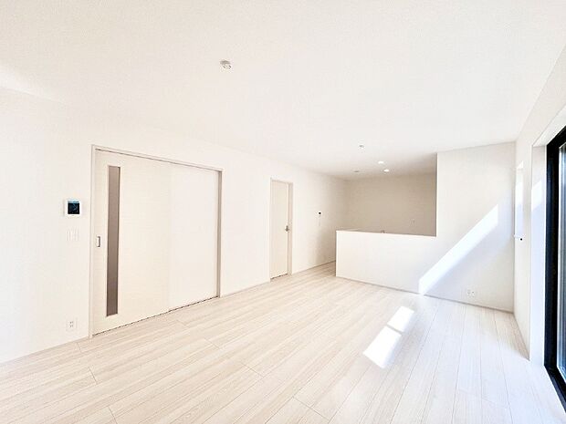 日当たりもよく、広々としたリビング。ゆったりとしたティータイムを! お気に入りのグリーンを飾れば更に心地よさがアップ!