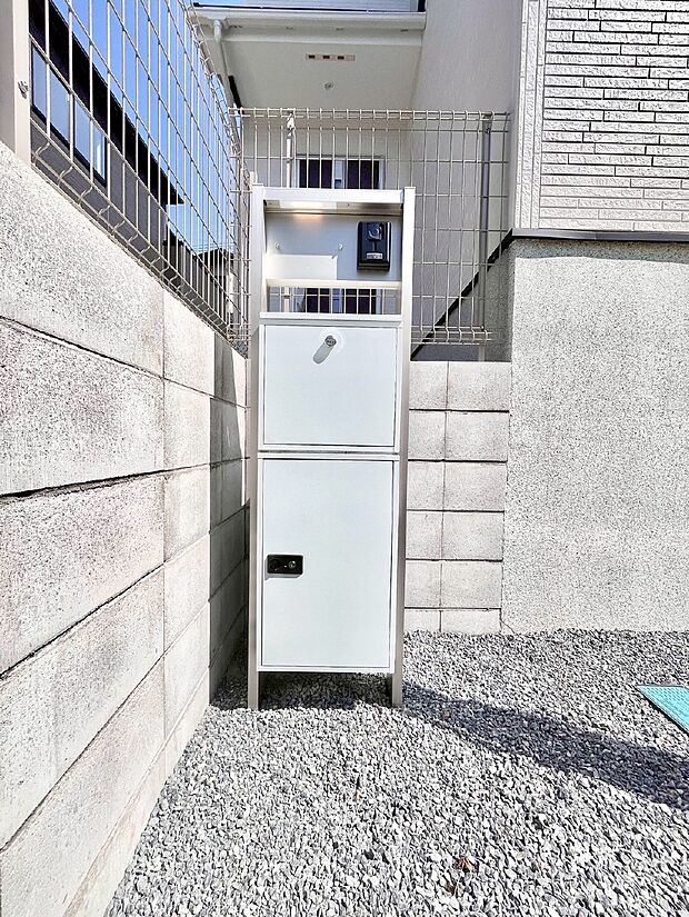 表札・インターホン・ポスト・宅配BOXをひとつに集約。エントランスになじむシンプルデザイン。