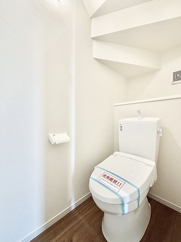 明るく清潔感のあるトイレです。