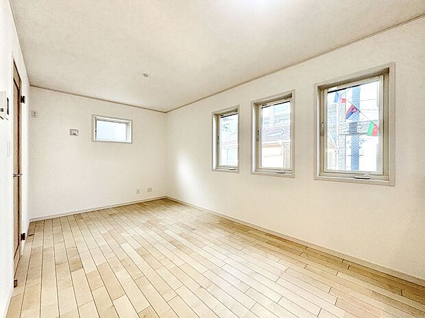 明るい陽光が注ぎ、寛ぎの雰囲気に満たされるダイニング。