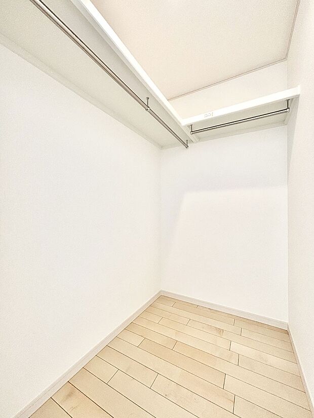 ウォークインクローゼット付きで生活空間を広く利用できます。