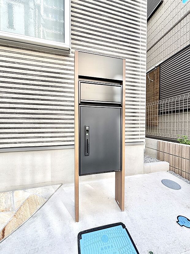 シンプルデザインのポスト。