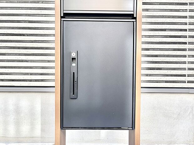 外観「宅配ボックス」 時間を気にせず宅配物をいつでも安全に受け取れます。