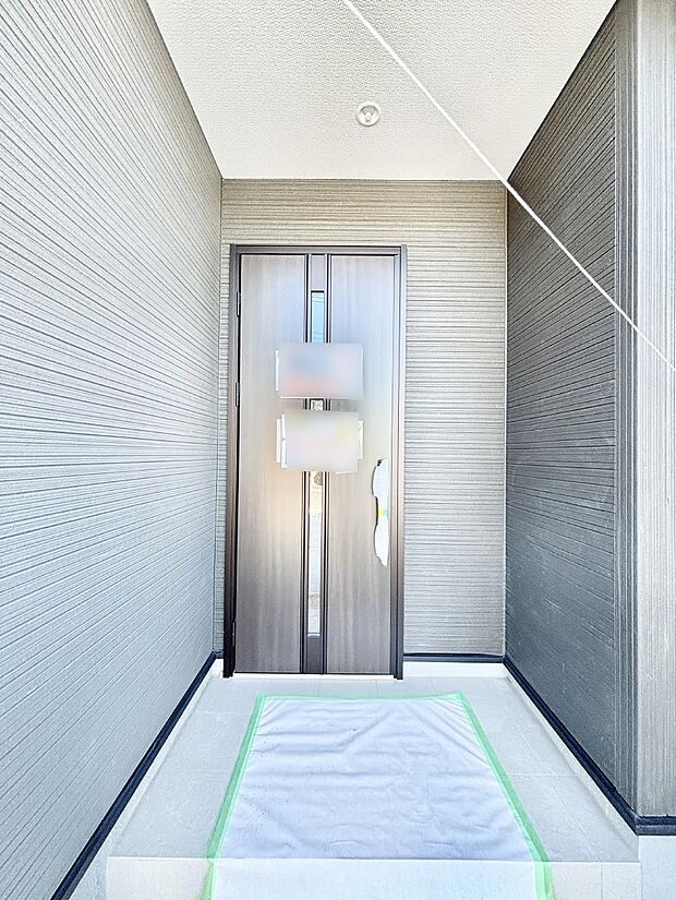 大切な家族、来客を出迎える玄関。