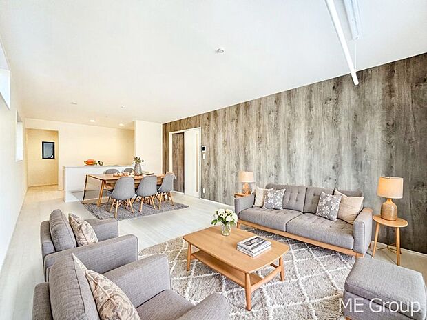 アクセントクロスがお洒落なリビング　※家具はCGです