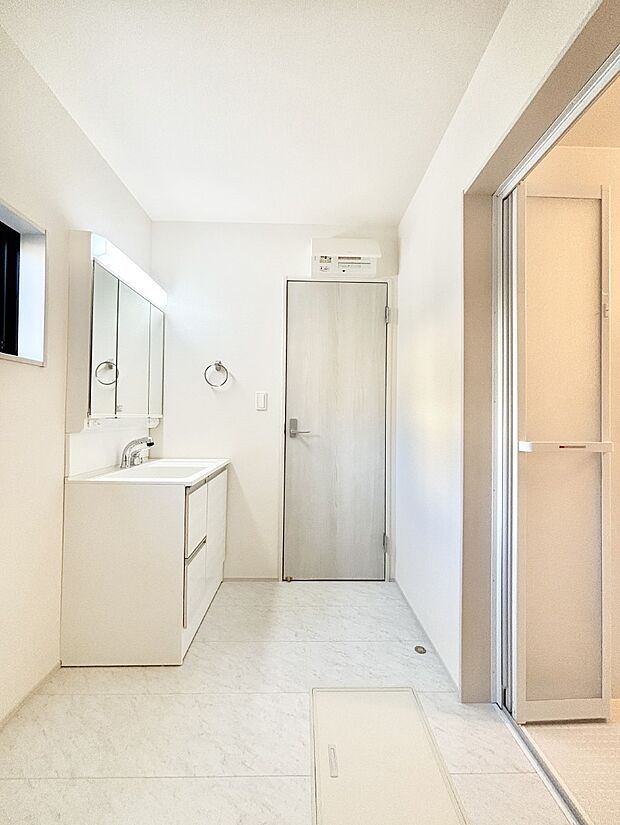 清潔感のある快適空間です。毎日の身支度も気持ち良くお使い頂けます。 