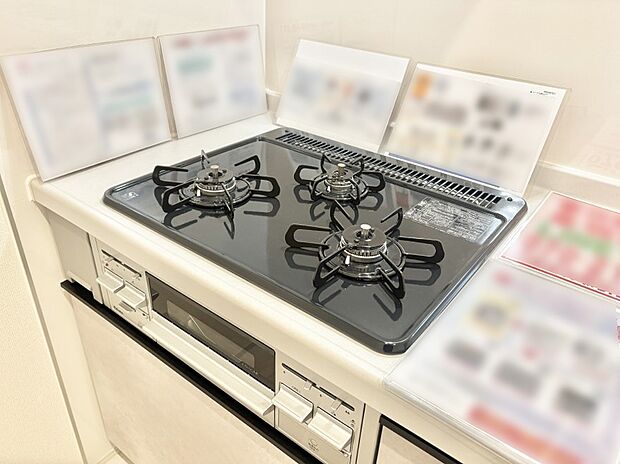 ガスコンロはＳｉセンサー搭載。火力調節や焦げ付き・消し忘れも防いでくれます。
