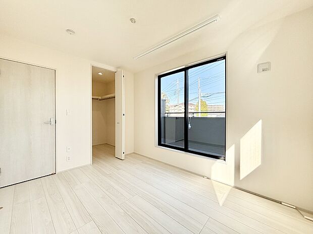 ウォークインクローゼットがあるお部屋！季節ごとの入れ替えも不要で便利です。 