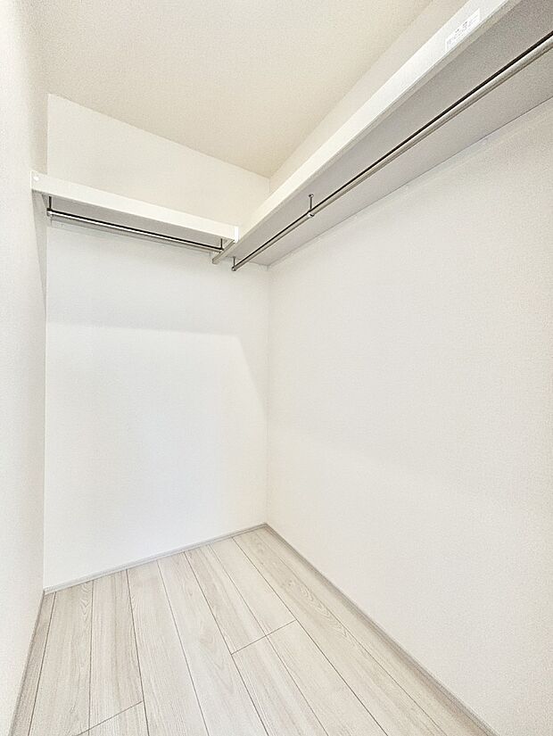 衣類をハンガーに掛けたまま収納できるWIC。衣類の整理整頓がしやすくて便利です！