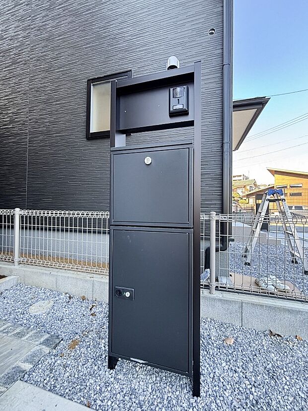 表札・インターホン・ポストをひとつに集約。エントランスになじむシンプルデザイン。