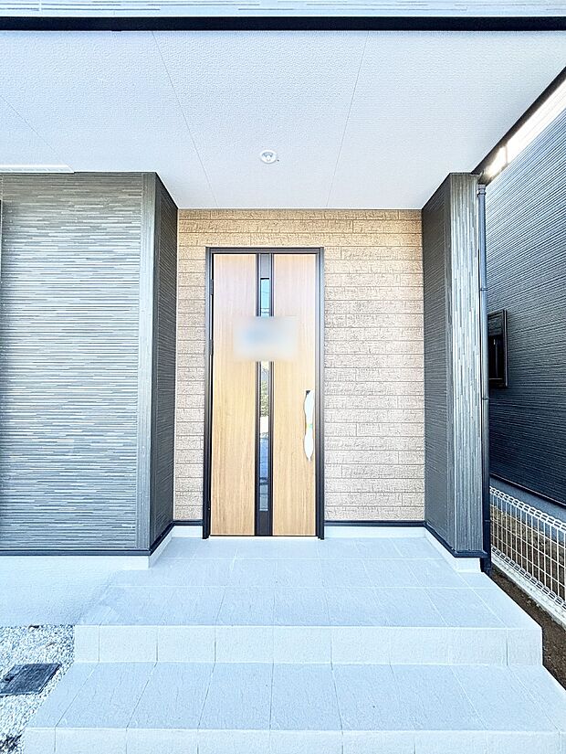 玄関前は雨が降っても濡れにくい屋根付き