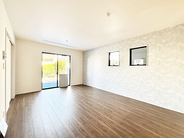 大きな窓からたっぷりの陽光と風を感じられるリビング