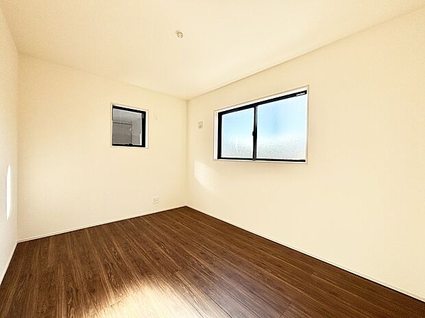 窓からのやさしい光が心地よいプライベートルーム