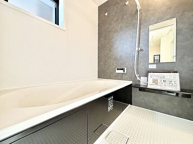 一日の疲れを癒してくれる明るい清潔感のあるバスルーム