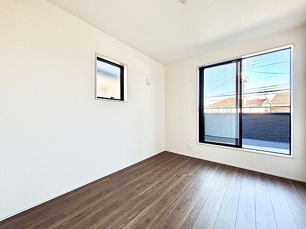 バルコニーが開放感をプラスしてくれる洋室